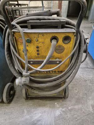 une machine posée sur un chariot dans le garage