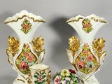 deux vases ornés de fleurs, placés l'un à côté de l'autre