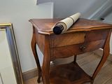 une petite table sur laquelle est posé un rouleau de papier