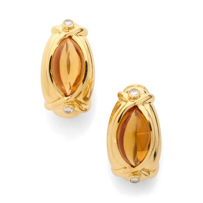une paire de boucles d'oreilles en or jaune, ornées de citrine et de diamants