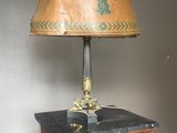 une lampe posée sur une table