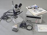 a microscope that is sitting on top of a table