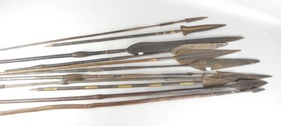 Plusieurs types d'armes sont exposés sur une surface blanche