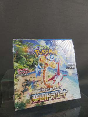 une boîte de cartes à collectionner Pokémon posée sur une table