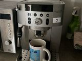 une cafetière et une tasse à café sur le plan de travail