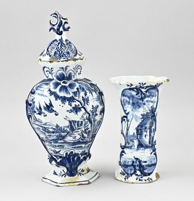 deux vases bleus et blancs placés l'un à côté de l'autre