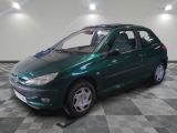 la photo d'une voiture verte garée dans un garage