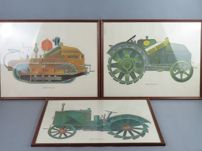 deux photos encadrées représentant des voitures anciennes, exposées dans une pièce