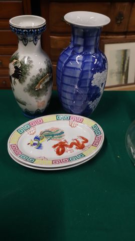 Lot de 2 vases en porcelaine et deux plats asiatiques