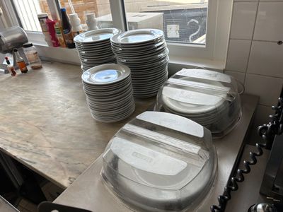 beaucoup d'assiettes et de bols sur le comptoir de la cuisine