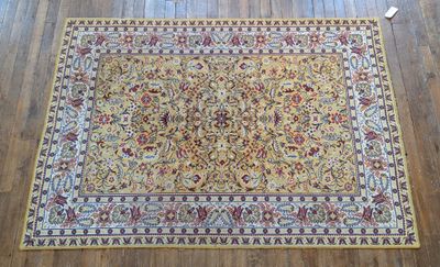 une photo d'un tapis posé sur un parquet dans une pièce