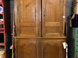 une armoire en bois dans une pièce où se trouvent de nombreuses boîtes