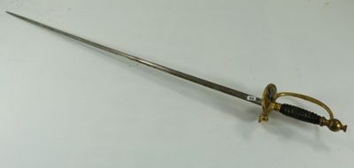 gros plan d'une épée sur une table à fond blanc