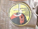 une veste en cuir marron sur laquelle est représenté un homme