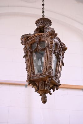 une lampe suspendue au plafond d'un immeuble