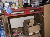 une pile de cartons posée sur une étagère dans une pièce