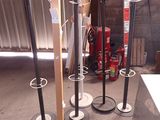 de nombreux skis et bâtons exposés dans un garage