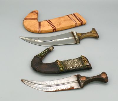 Deux poignards "Jambiya", l’un à lame de fer forgé incurvée,…