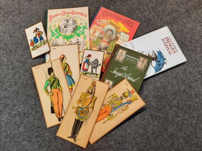un grand nombre de livres posés sur le sol