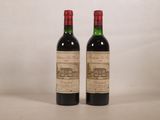 deux bouteilles de vin rouge posées l'une à côté de l'autre sur une table