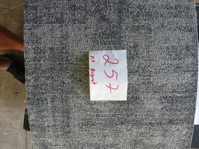 quelqu'un tient un morceau de tissu sur lequel figure une inscription en rouge