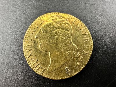une pièce d'or ornée d'une tête de femme