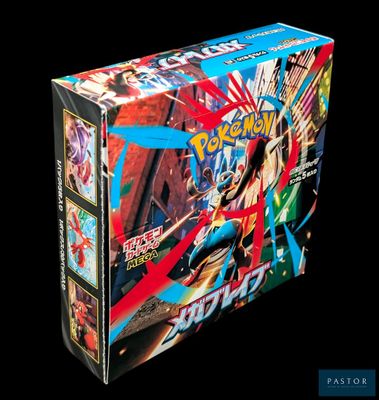 La boîte du jeu de cartes Pokémon est ouverte et prête à l'emploi.