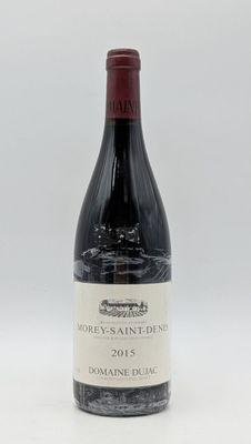 une bouteille de vin posée sur une table