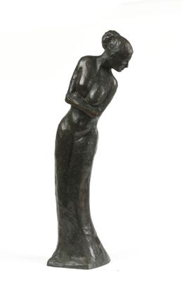 statue d'une femme tenant un bébé dans ses bras, sur fond blanc