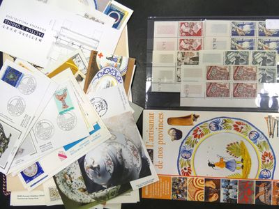 de nombreux types de timbres sur la table