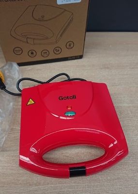 un appareil rouge posé sur une table