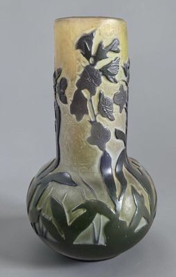 un vase vert orné d'un motif sur l'extérieur