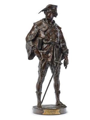 une statue en bronze représentant un homme avec une épée et un chapeau