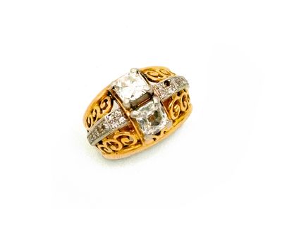 une image d'une bague en or et diamants sur fond blanc