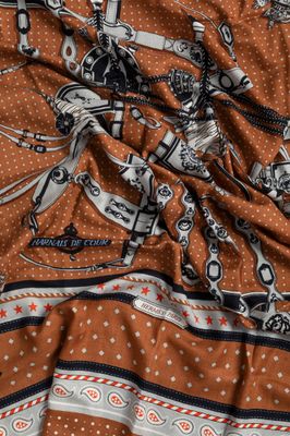 un gros plan d'une écharpe marron et blanche à motifs