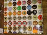 une photo d'une table sur laquelle sont disposés tout un tas de boutons