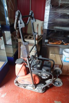 une machine posée sur le sol d'une pièce