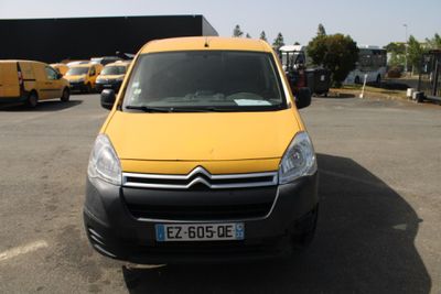 une camionnette jaune garée dans un parking
