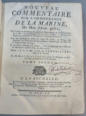 un vieux livre écrit posé sur une table