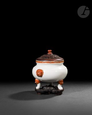 un vase blanc et orange posé sur une table noire