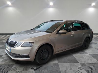 la photo d'une voiture argentée garée dans un garage
