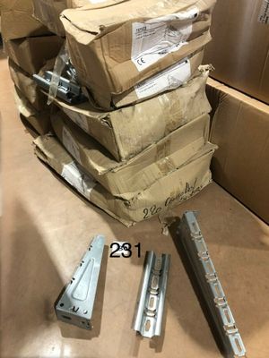 une pile de cartons et une paire de ciseaux par terre