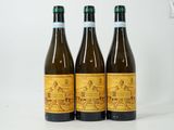 trois bouteilles de vin posées l'une à côté de l'autre sur une table