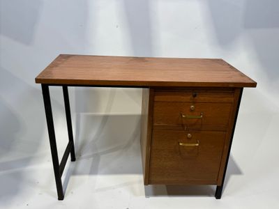 Bureau à caisson rectangulaire en bois teinté ouvrant par de… - Photo 1