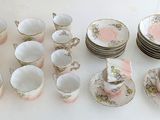 un grand nombre de tasses et de soucoupes sur une table