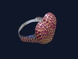 un gros plan d'une bague rose et dorée sur fond noir