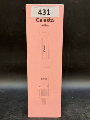 une boîte rose contenant un stylo, posée sur une table