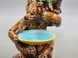 deux vases décorés d'animaux