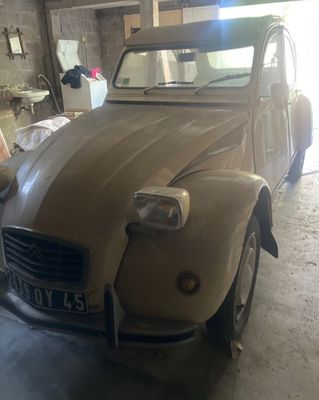 une vieille voiture en cours de réparation dans le garage