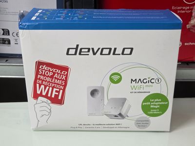 une boîte posée sur une table avec une télécommande